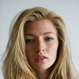 黛安娜·霍柏 飾演 Zoe