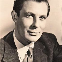 保羅·達曼 飾演 Sgt. Maxfield