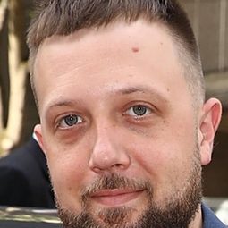 Hugo Chegwin 飾演 Beats