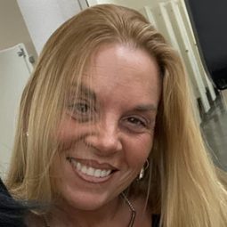 Lynn Marocola - 愛，那時此刻演員 飾演Ferry Person (uncredited)