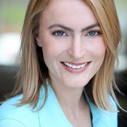 Elizabeth Arends 飾演 Dr. Rosicrucian