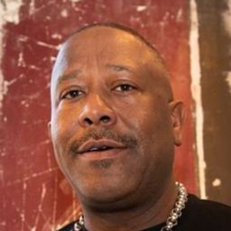 Curtis Walker 飾演 Leon