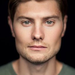 Sebastian Gacki 飾演 Lee Hanlon