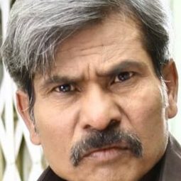 Sitaram Panchal 飾演 Bhai Thakur