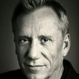 James Woods 飾演 General Hein (voice)