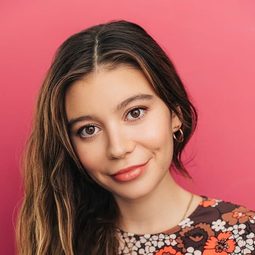 吉娜維芙·漢內柳斯 - 單車上的夏天演員 飾演Leah