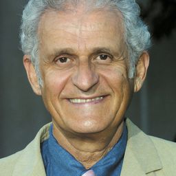 Peter Bonerz - 迷你網紅實貝秀演員 飾演The Maestro (voice)