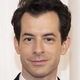 Mark Ronson 飾演 Self