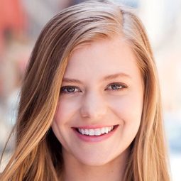 Joy Donze - 飛往愛的最後登機廣播演員 飾演Sophie