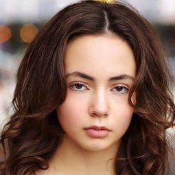 海拉·芬利 飾演 Echo