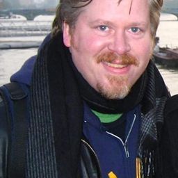 Tom Hodges 飾演 Groom