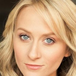 Rheagan Wallace 飾演 Alison Carter