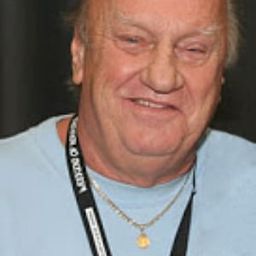 Clayton Hill 飾演 Father Clayton