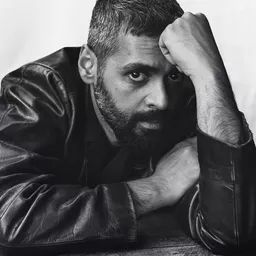 阿達蘭·艾斯邁里 飾演 Abbas