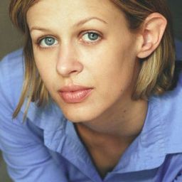 Emily Brooke Hands 飾演 Lucy