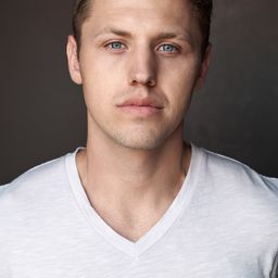 Addam Bramich 飾演 Pat