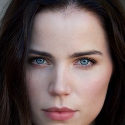 Sofia Mattsson 飾演 Amelia Boudine