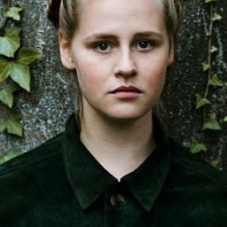 Lucie Hollmann 飾演 Frieda