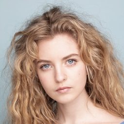 Holly Sturton 飾演 Beatrix