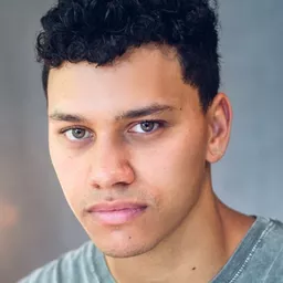 Jayden Daniels 飾演 Cyril