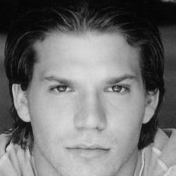 Jonathan Cauff 飾演 Biff