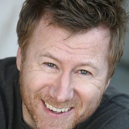 Christopher May - 昔日英雄演員 飾演Director