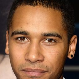 Elliot Knight 飾演 Ward Phillips