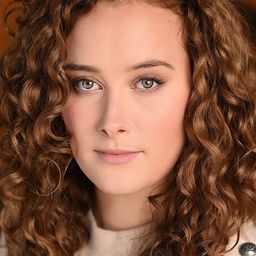 April Pearson 飾演 Lily