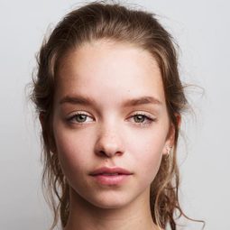 Olivia-Mai Barrett 飾演 Emily