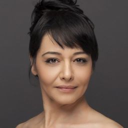 Fulya Ülvan 飾演 Özlem