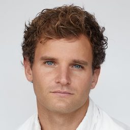 Michael Sheasby 飾演 Tex Lewis