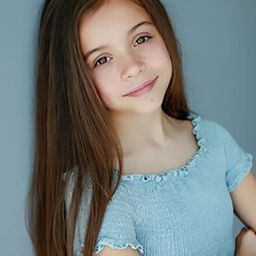 Sonia Maria Chirila 飾演 Young Rachel