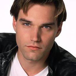 Paul Popowich 飾演 Vic Weller