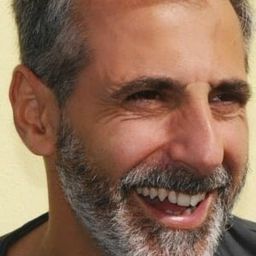 Andrea Santonastaso 飾演 Ginecologo