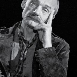 Mladen Andrejević 飾演 Esko