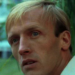 阿圖爾·巴爾齊斯 - 殺誡演員 飾演Young Man