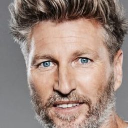 Robbie Savage 飾演 Self