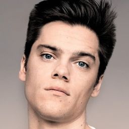 西奧·崔布斯 飾演 Harper