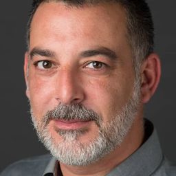 Grégory Servant 飾演 Axel