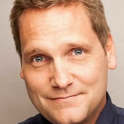 Shane Daly 飾演 Mick