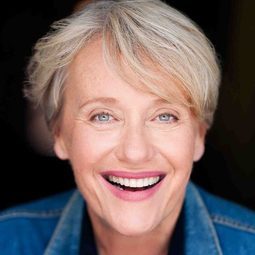 Elizabeth Alexander - 嬰兒轉孕站演員 飾演Ms Shepard