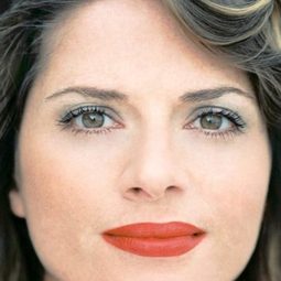 Julia Zemiro - 意外計程車兵演員 飾演Isabelle