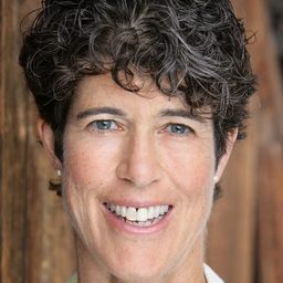 Carrie Gibson 飾演 Woman