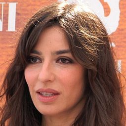 莎賓娜·因帕恰托雷 飾演 Agostina