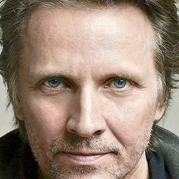 約翰·洛斯頓 飾演 Matt Hawkins