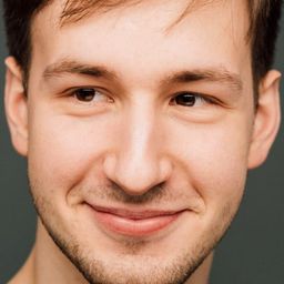 Philip Bialowski 飾演 Toni