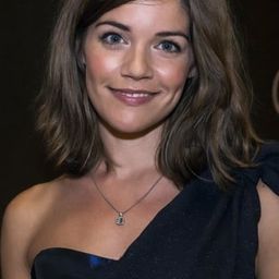 Lori MacFadyen 飾演 Lady Isobel