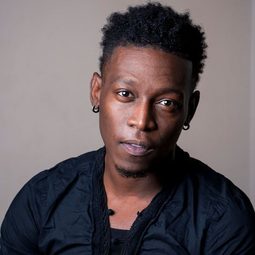 Martin Bats Bradford - 藍色海灣演員 飾演Lajon