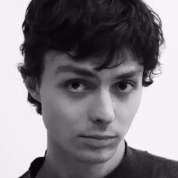 Santiago Colores 飾演 Miguel Páramo