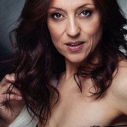 Pepa Aniorte 飾演 Neighbor